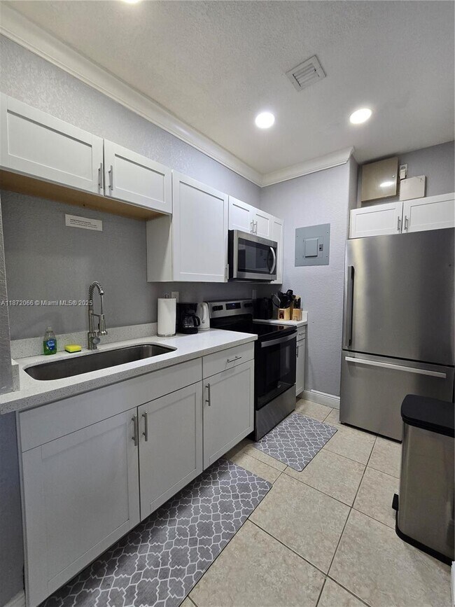 Building Photo - 208 SW 15th Pl