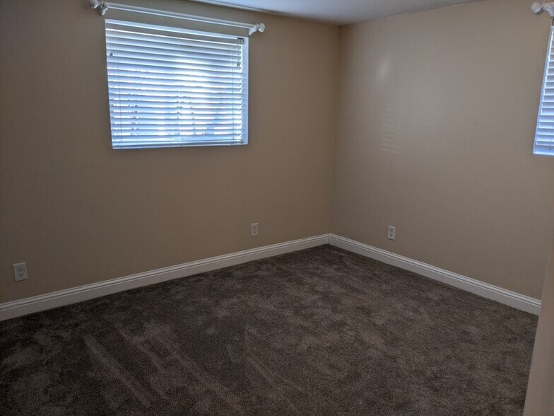 Building Photo - 1125 E Fallbrook Way