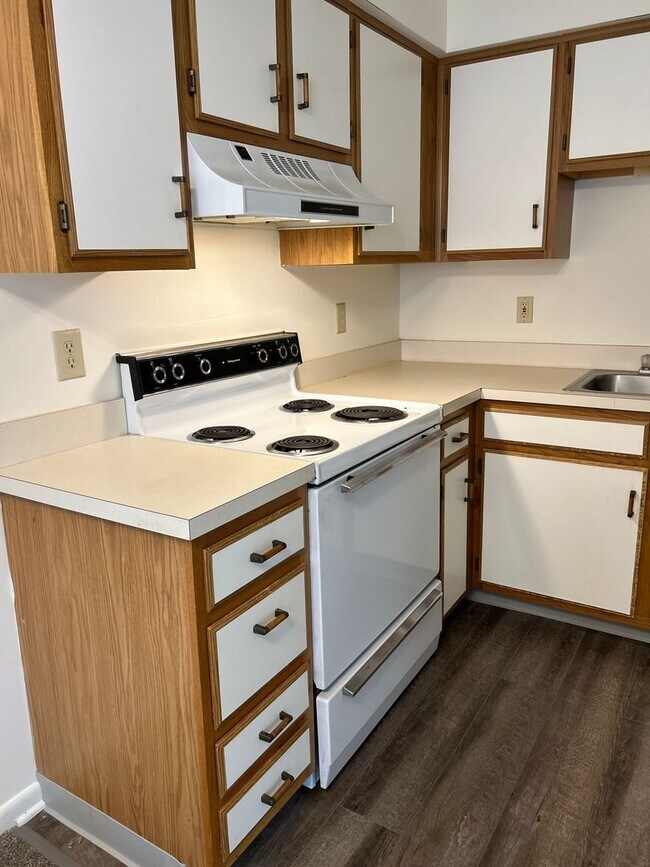 Building Photo - 1 Bedroom Apartment in Parkside Townhomes COMING SOON
