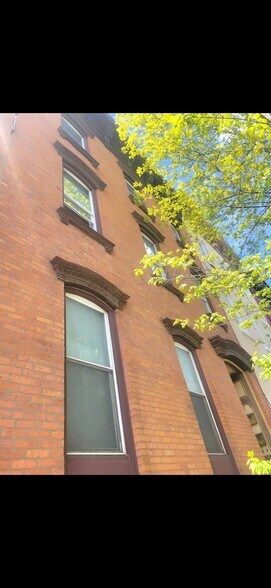 Building Photo - 153 1st St