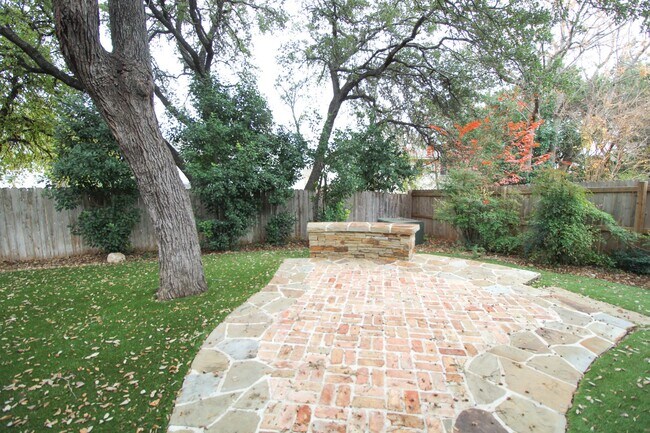 Building Photo - 34 Silverhorn Dr