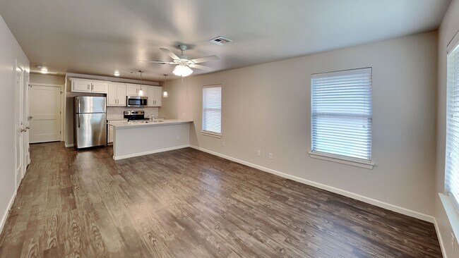 Building Photo - 2 Bedroom 1 Bathroom 1 Car Garage Duplex Close to Broadway Extension and 8 Minutes from Downtown OKC