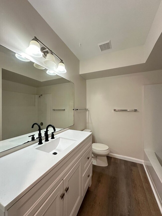 Building Photo - Upgraded Corner Townhouse - 2 bed/1.5 bath