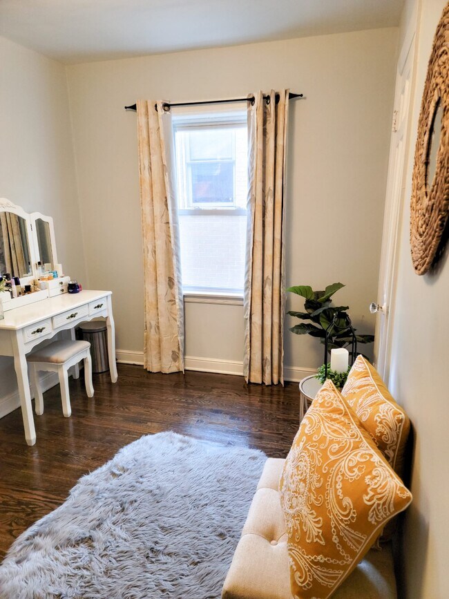 Building Photo - 6530 N Drake Ave