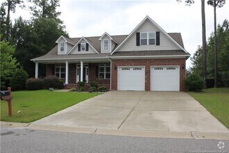 Building Photo - Call/text 9108861306 for Showing