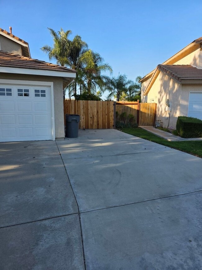Building Photo - 4 Bedroom Home in Paloma del Sol. Fresh Pa...