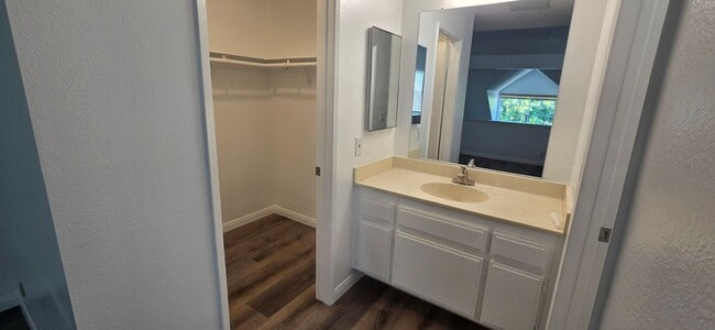 Building Photo - East Ventura Condo - One Bedroom Loft