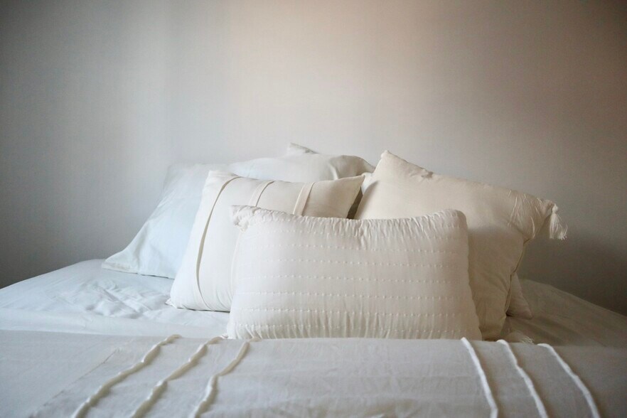 bedroom - furnished - 411 E Girard Ave