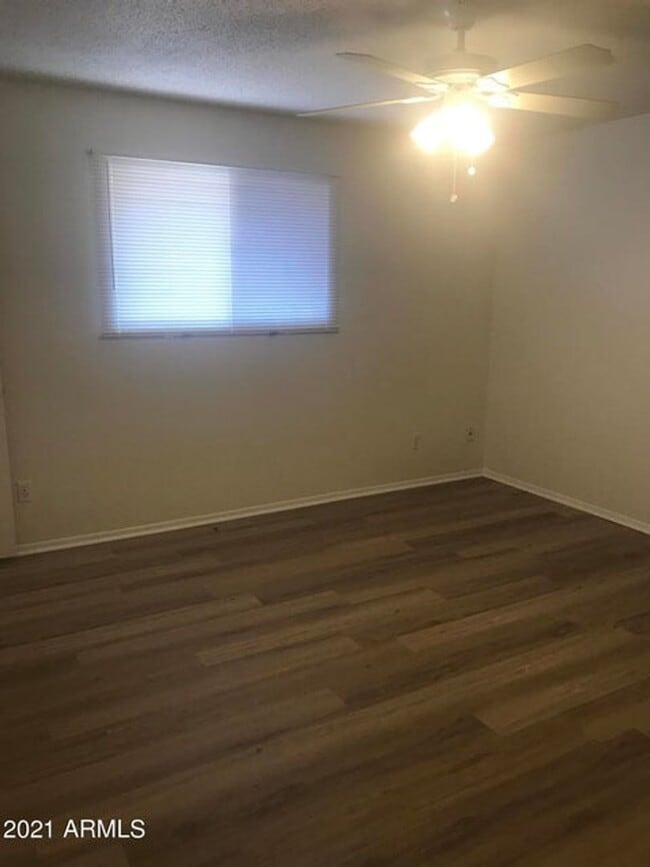 Building Photo - 4 Bed 2 Bath