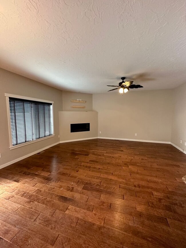 Building Photo - 3 Bedroom Townhome
