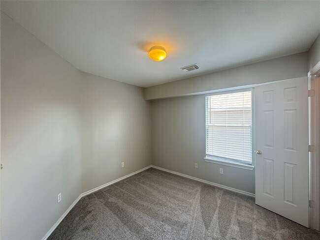 Building Photo - 5711 Vinemont Ln