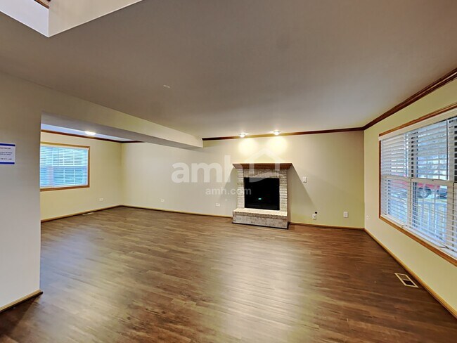 Building Photo - 2615 Heritage Lake Dr