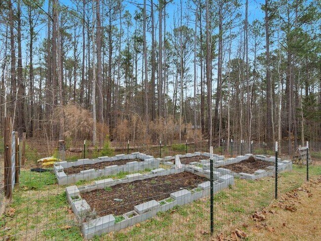 Building Photo - 305 Riverbend Dr