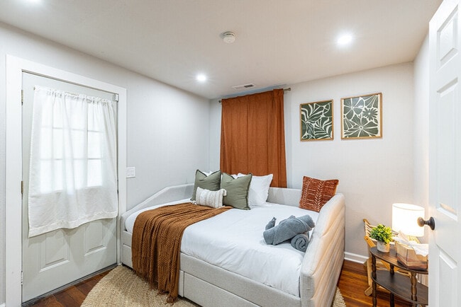 Building Photo - 831 Patchett St