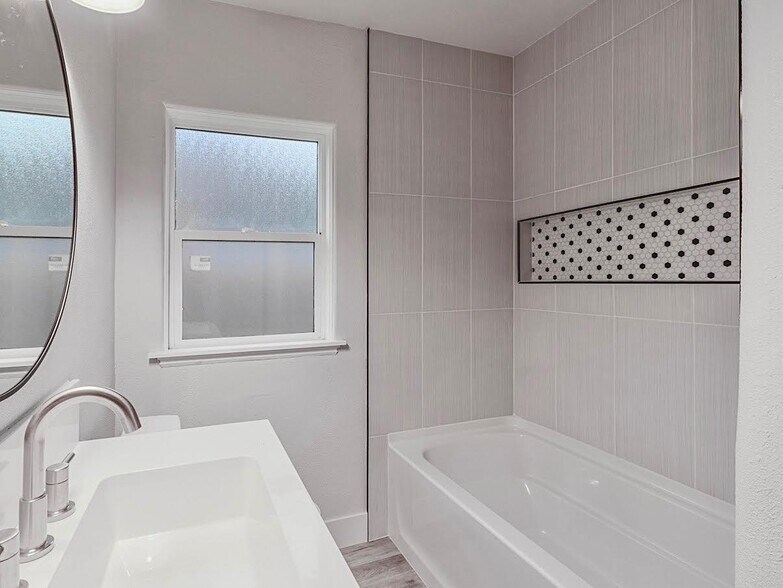 Building Photo - 1271 N Roosevelt Ave