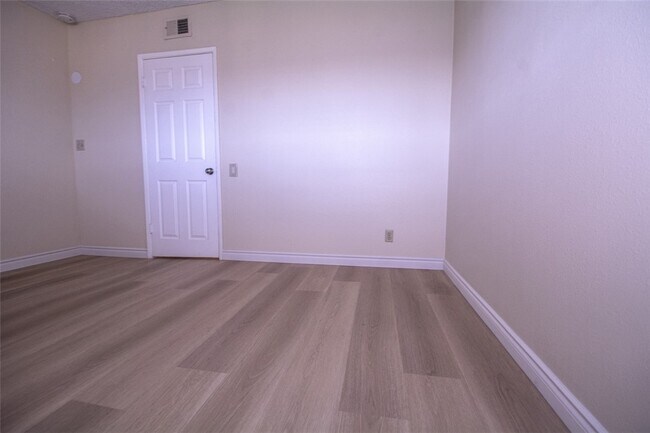 Building Photo - 848 W Huntington Dr