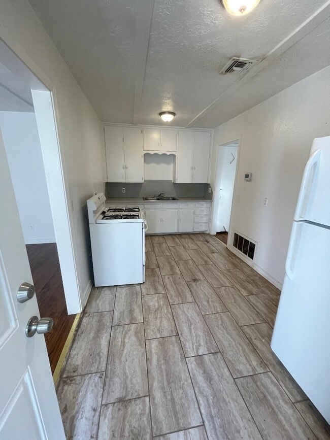 Building Photo - 1 Bed 1 Bath Duplex For Lease!
