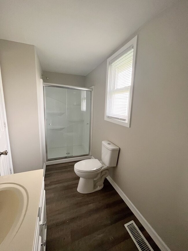 Building Photo - Stunning 3 bedroom, 2 bathroom two story h...