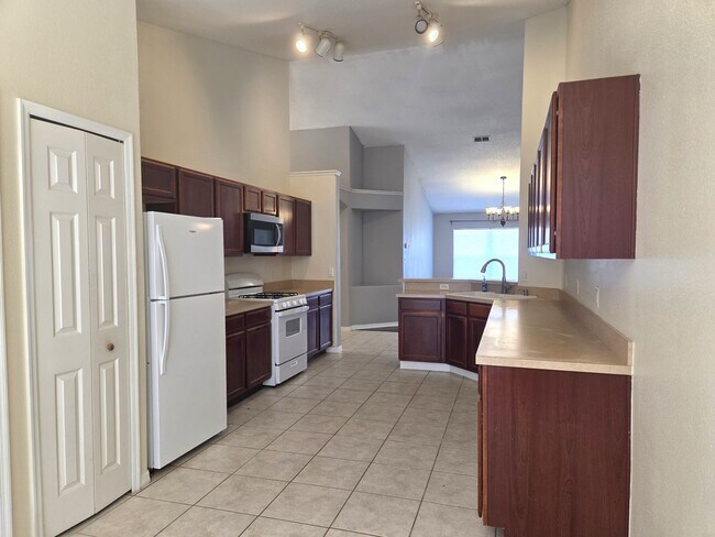 Building Photo - Move in Ready 3/2 in Sunset Village