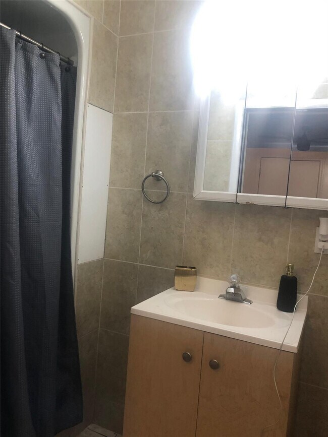 Building Photo - 17131 NW 32 Ct