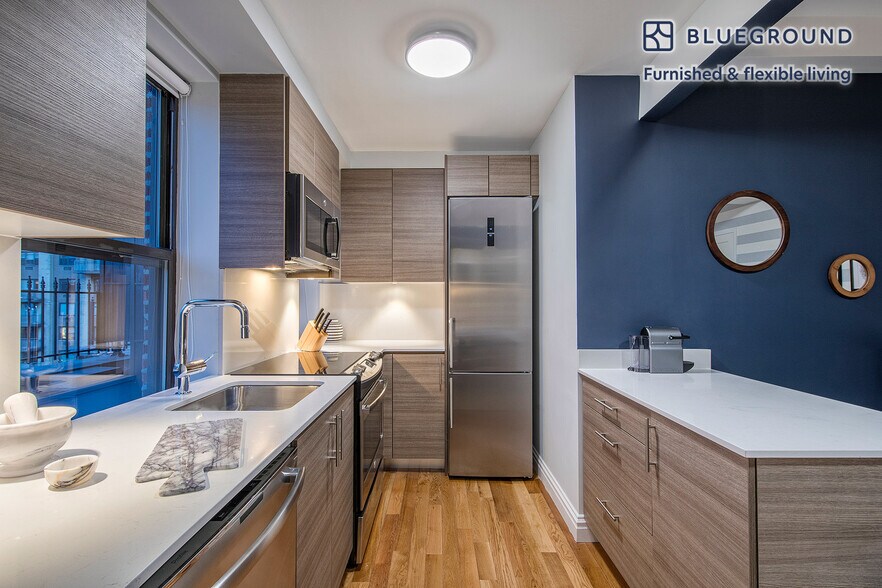 Building Photo - 210 W 70th St