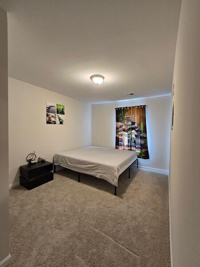 Building Photo - 1922 Flagpole Dr