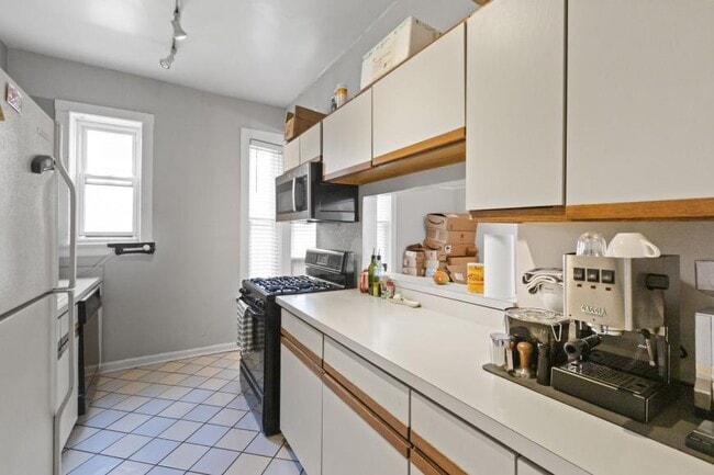 Building Photo - 2 bedroom in Chicago IL 60657