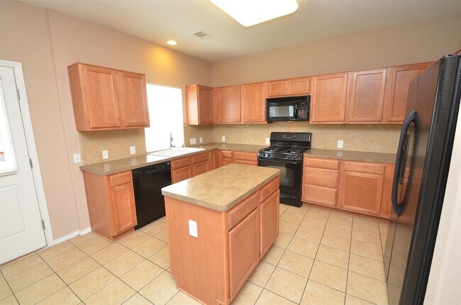 Building Photo - 915 Butterfly Ln