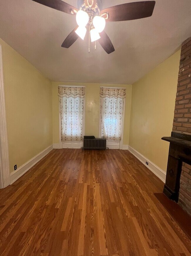 Building Photo - Spacious 5 Bedroom, 2 Bath Home