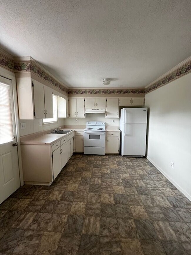 Building Photo - 4 Bedroom 2.5 Bath House with Garage and B...