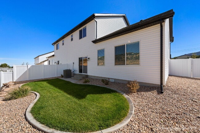 Building Photo - Females Only - Private Room in a brand new partially furnished townhome in Cedar City