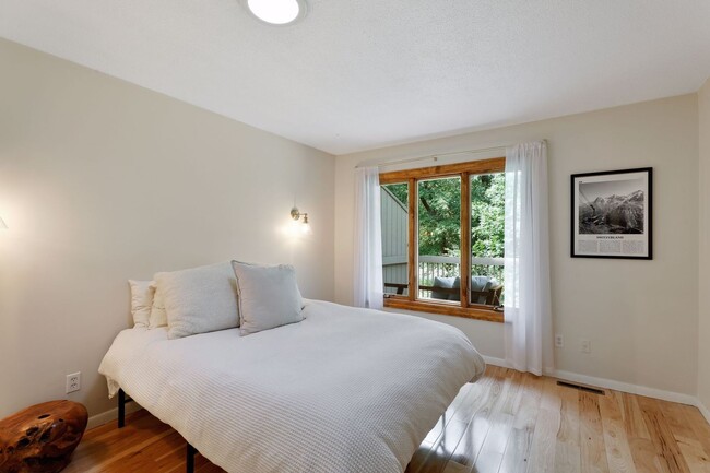 Building Photo - Spacious 2 Bed 2 Bath Townhouse in Plymouth!