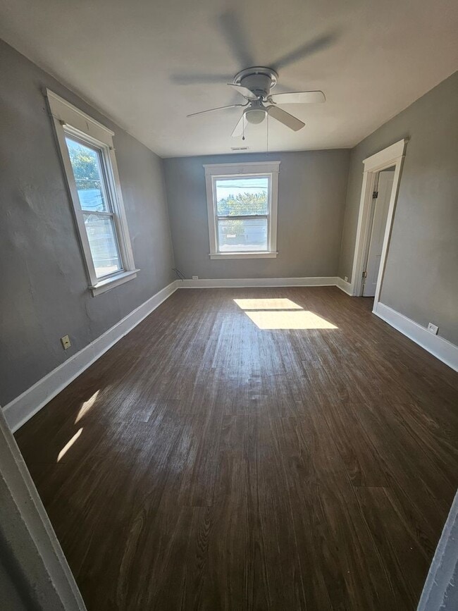 Building Photo - Upper 2 bedroom east lake road