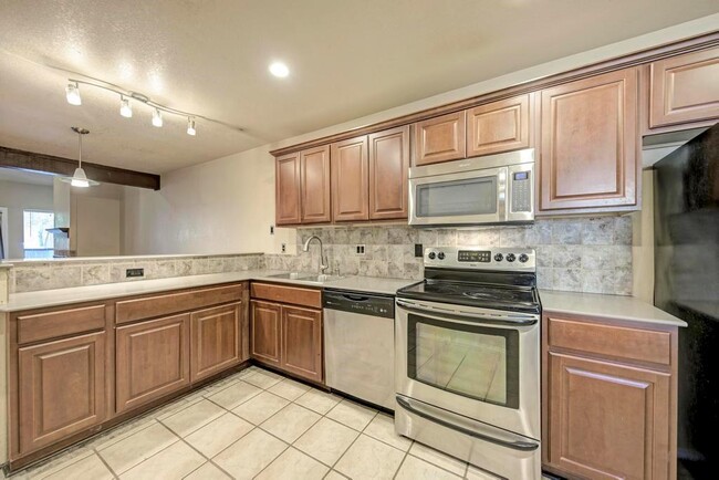Building Photo - 7211 Lakewood Dr