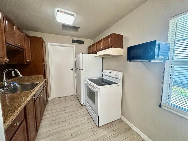 Building Photo - 21969 Beverly Ave