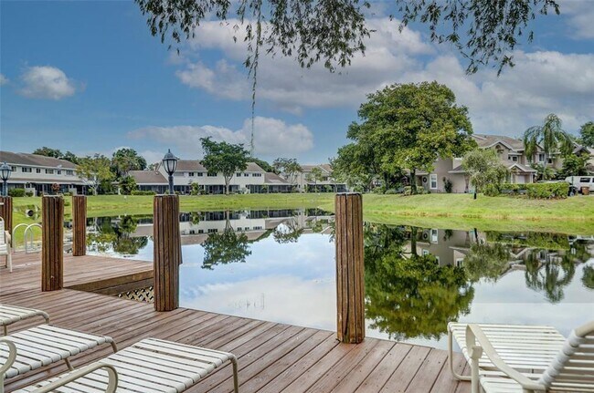 Building Photo - 1975 Discovery Cir W