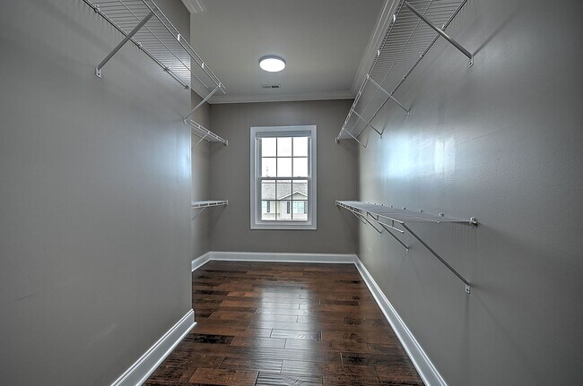 Building Photo - 4 Bedroom / 2.5 Bath Home  Kingsport, TN