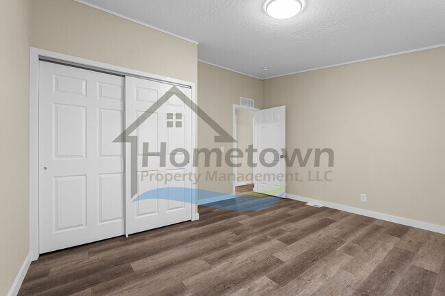 Building Photo - 60 Short Dr