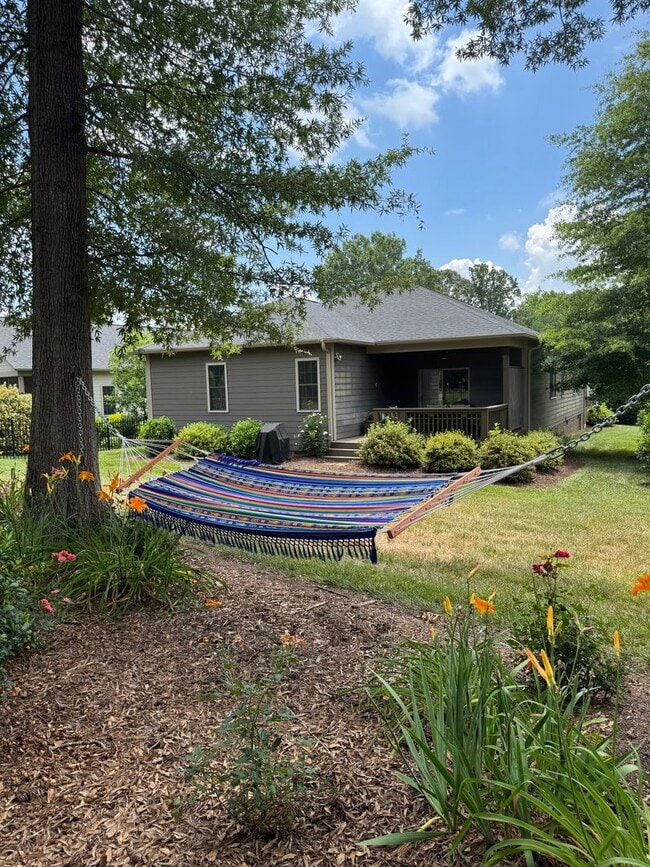 Building Photo - Charming 3 Bed 2.5 Bath Furnished Cottage ...