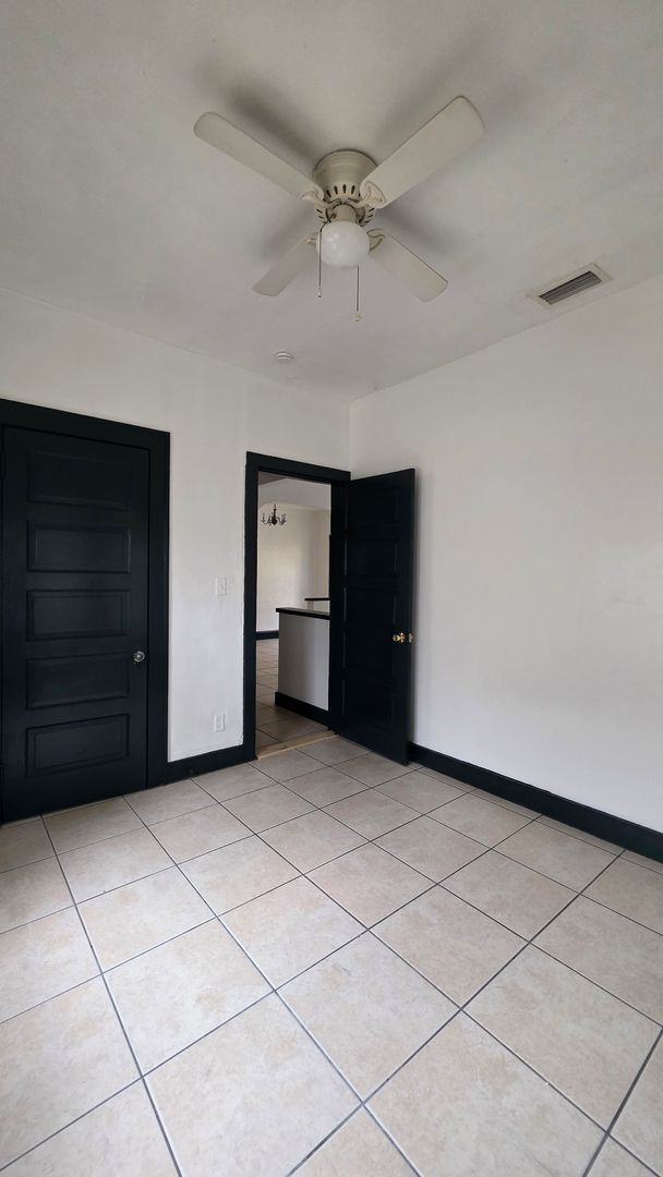 Building Photo - 2 Bedroom 1 Bath Cottage