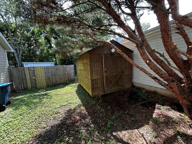 Building Photo - Nice ranch 3/2 with garage. Just renovated
