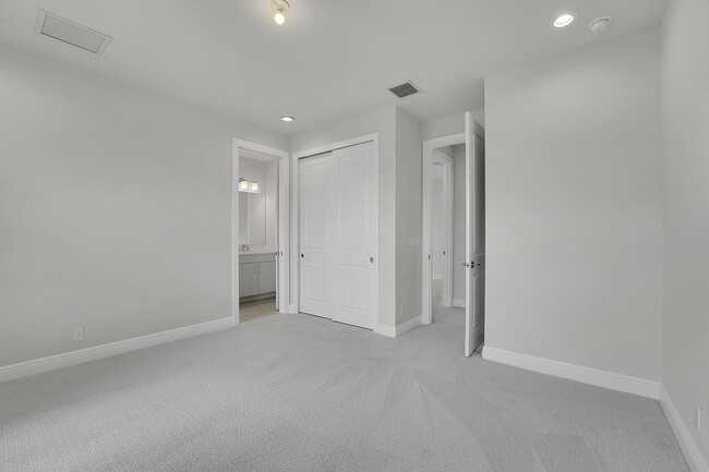 Building Photo - 9341 Crestview Cir