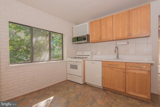 Building Photo - 1665 Parkcrest Cir
