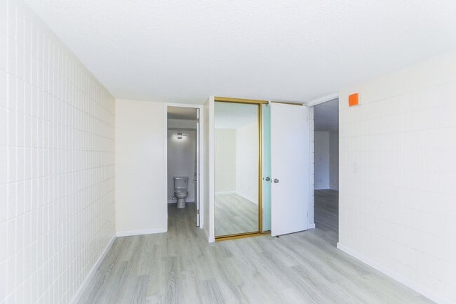 Building Photo - Sunset Lakeview - Fully renovated 3 bedroom, 2 bath on lower floor comes with tandem parking for ...