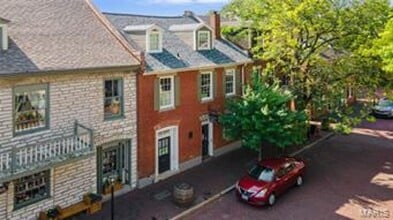 Building Photo - Beautiful 2 bedroom/ 2 bathroom apartment located right on Historic Main Street in St. Charles.