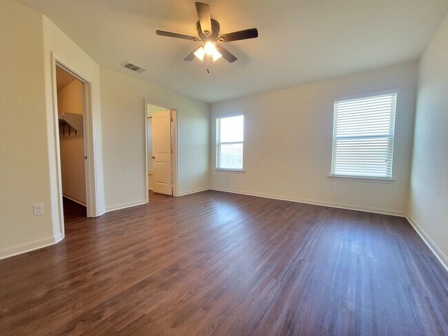 Building Photo - Beautiful 3 Bedroom, 2.5 Bath Home with Attached Garage & Tall Ceilings