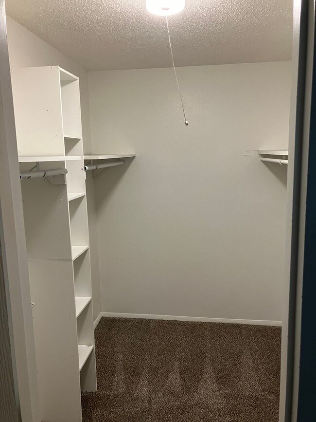 Building Photo - 2 bedroom 1.5 Bath