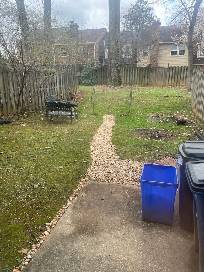 Building Photo - BEAUTIFLLY UPDATED TOWNHOME