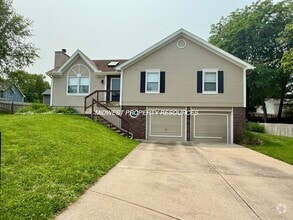 Building Photo - Spacious 3 Bed, 2.5 Bath Home with Finishe...