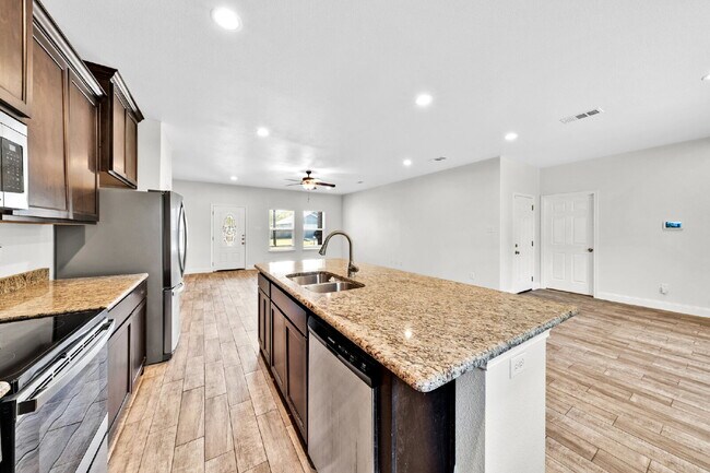 Building Photo - "Charming 3-Bed, 2-Bath Greenville Home with Elegant Granite Countertops!"
